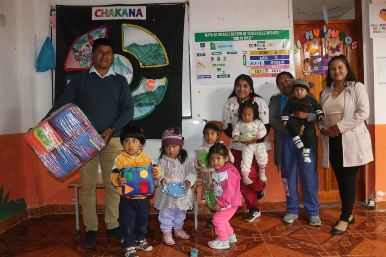 Entrega de material didactico en los centros infantiles.